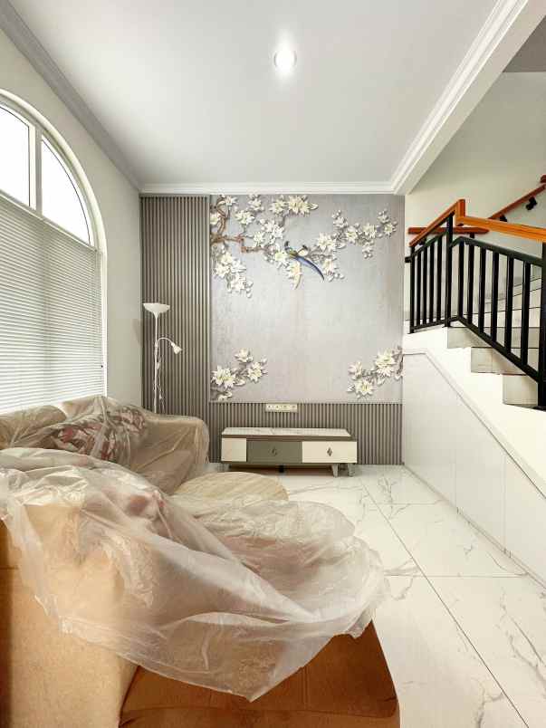 rumah 2 lantai full furnished di ciracas jakarta timur