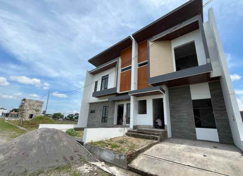rumah 2 lantai modern tropis dekat solo