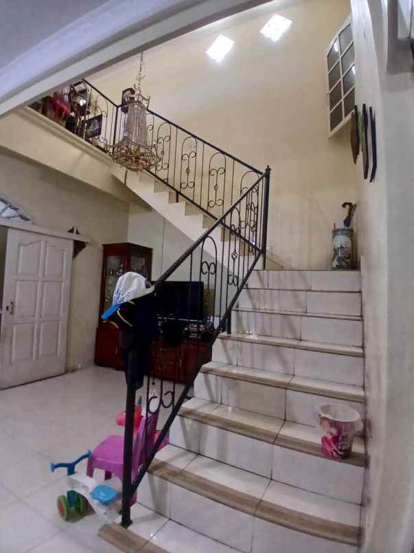 rumah 2 lantai posisi hook di perumnas depok timur