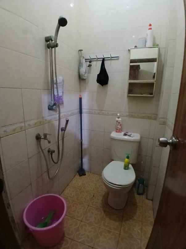 rumah 2 lantai posisi hook di perumnas depok timur