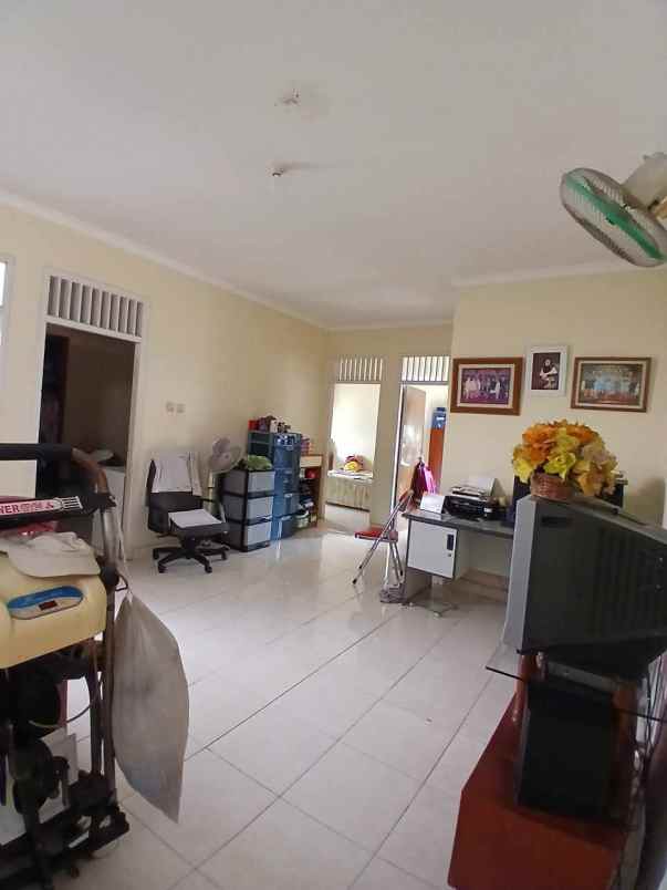 rumah 2 lantai posisi hook di perumnas depok timur