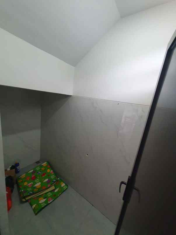 rumah 2 lantai setu cukup booking 1 jt