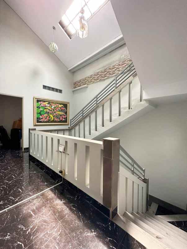 rumah 2nd 2lt plus rooftop di cikunir bekasi selatan