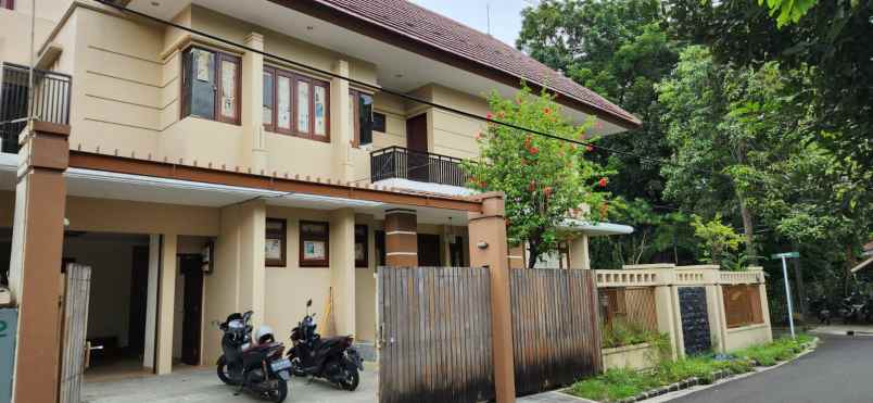 rumah asri dan rindang di pondok indah