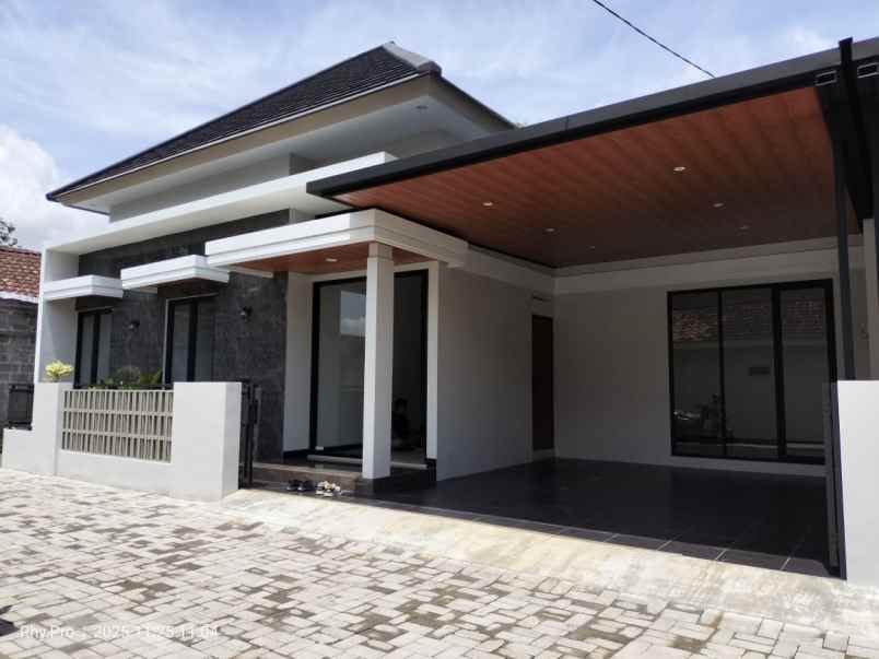 rumah baru cantik timur kammpus uii yogyakarta
