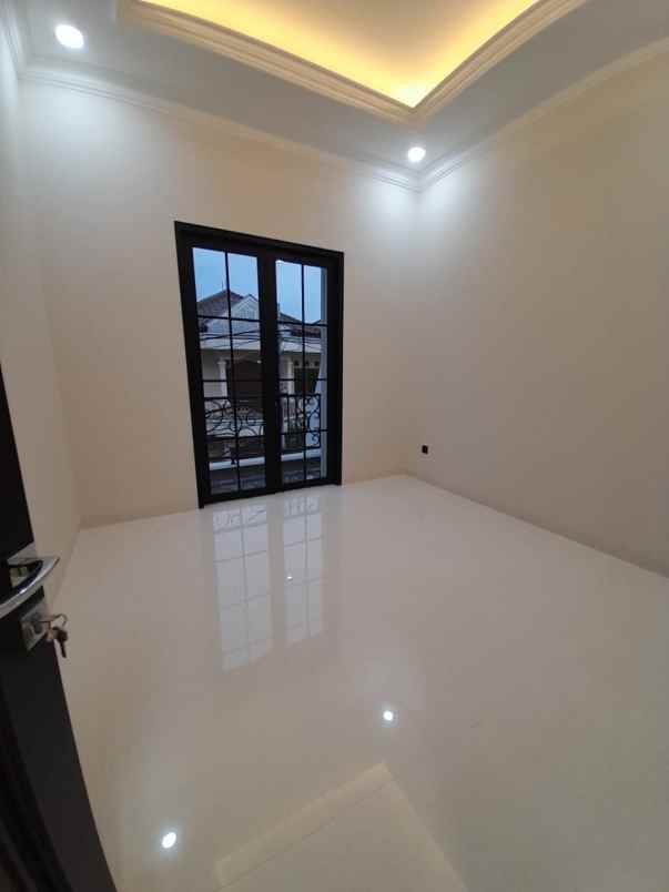 rumah baru design klasik modern di pondok bambu jaktim