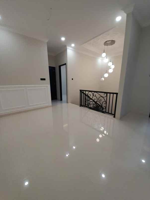 rumah baru design klasik modern di pondok bambu jaktim