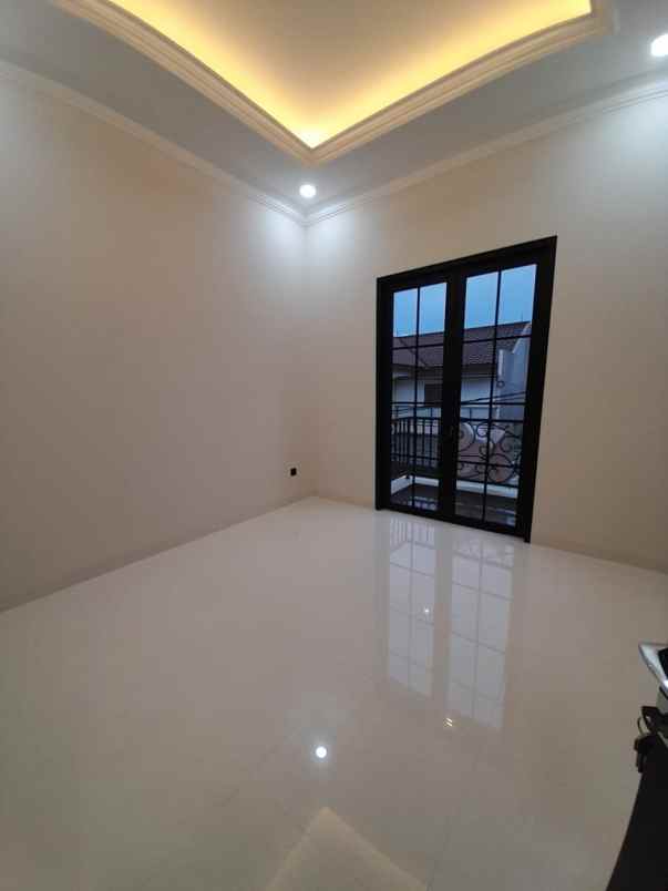 rumah baru design klasik modern di pondok bambu jaktim