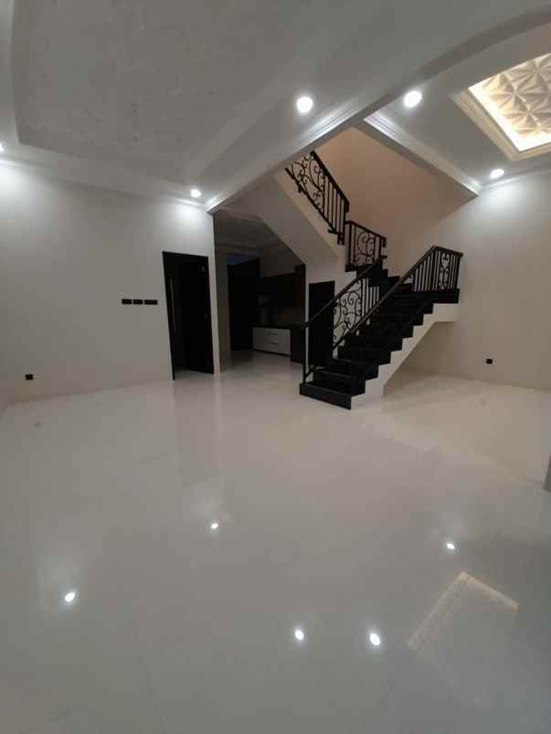 rumah baru design klasik modern di pondok bambu jaktim