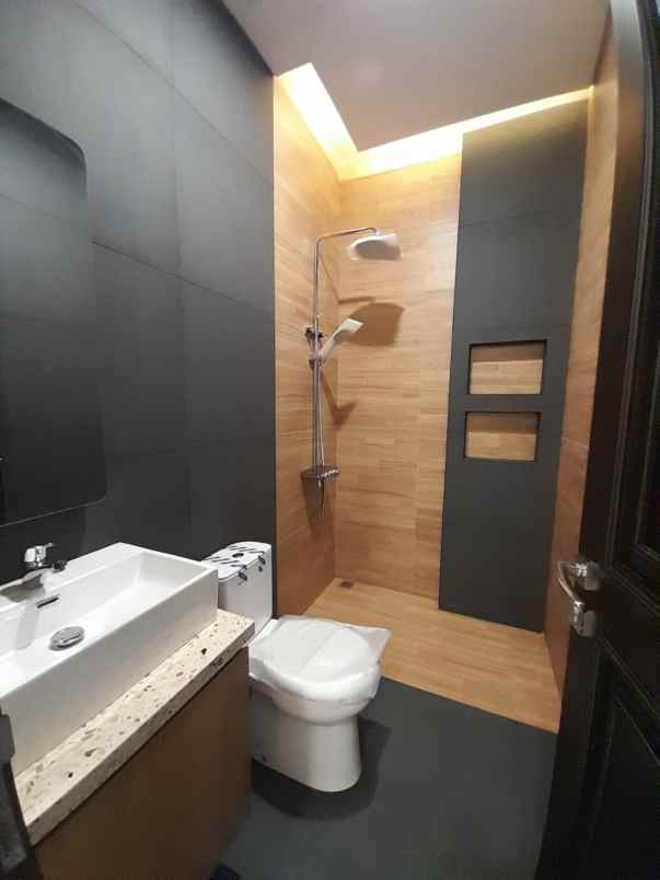 rumah baru design klasik modern di pondok bambu jaktim