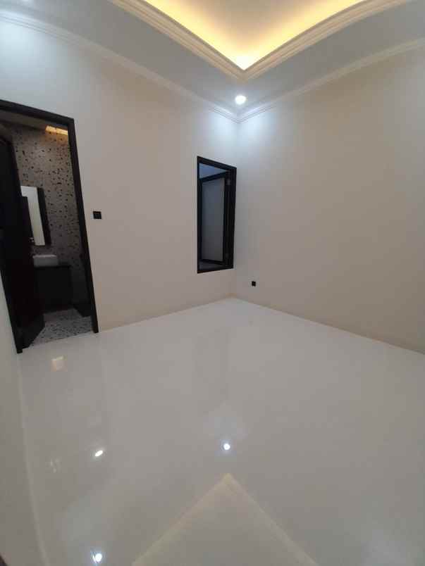 rumah baru design klasik modern di pondok bambu jaktim