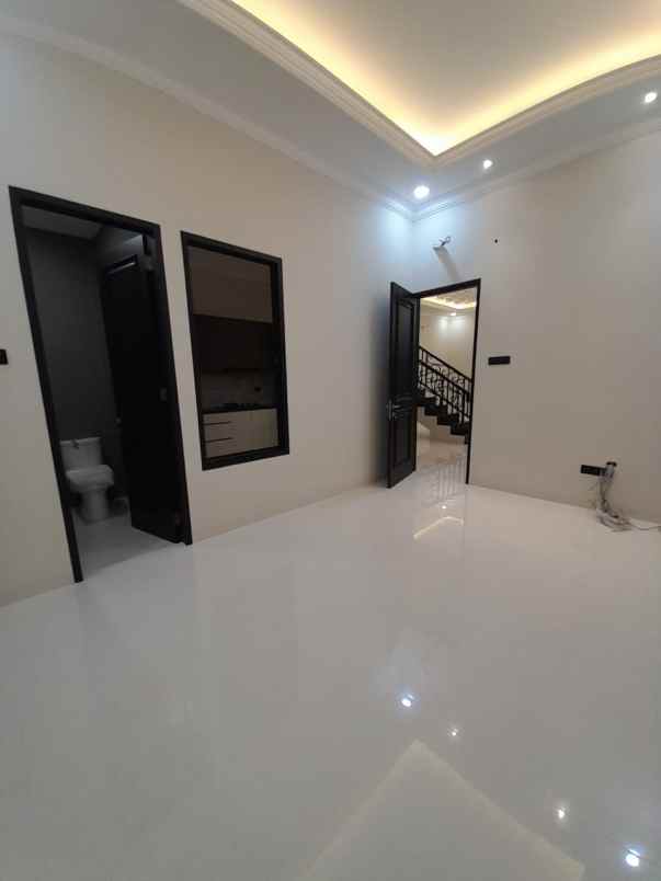 rumah baru design klasik modern di pondok bambu jaktim