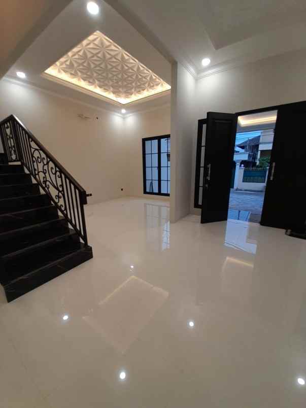 rumah baru design klasik modern di pondok bambu jaktim