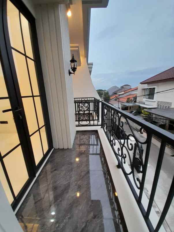 rumah baru design klasik modern di pondok bambu jaktim