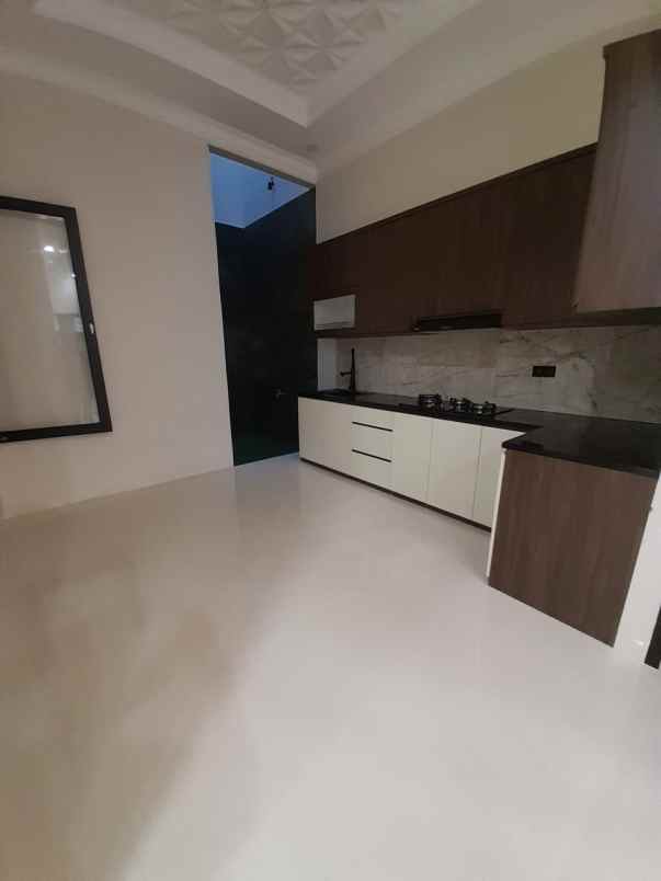 rumah baru design klasik modern di pondok bambu jaktim