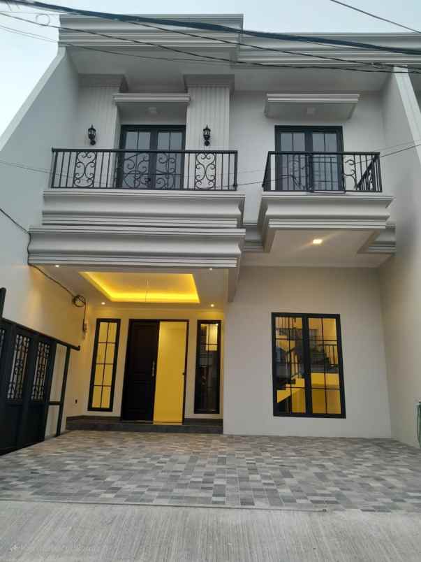 rumah baru design klasik modern di pondok bambu jaktim