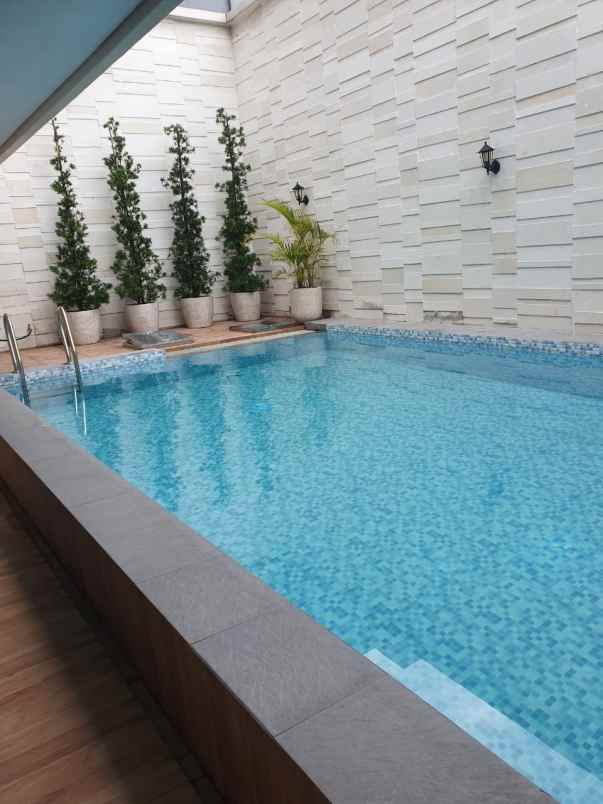 rumah baru di citraland ada kolam renang