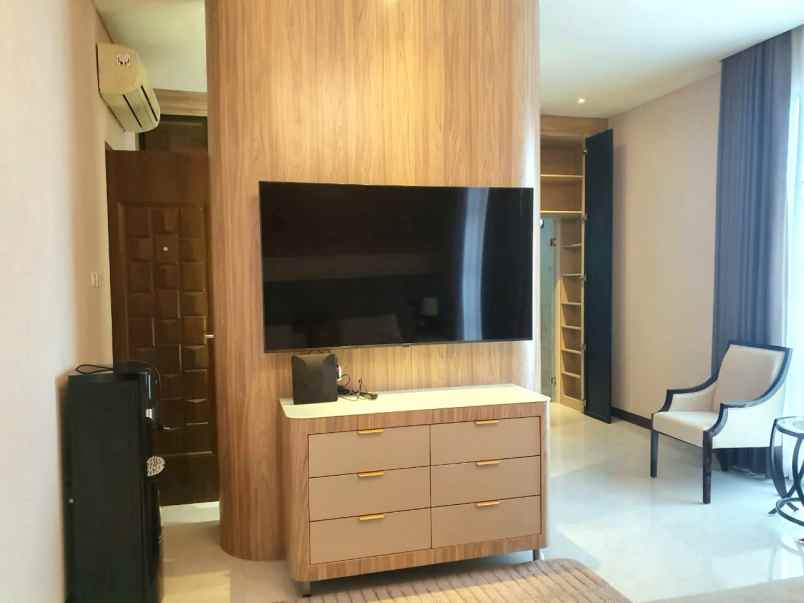 rumah baru di citraland ada kolam renang