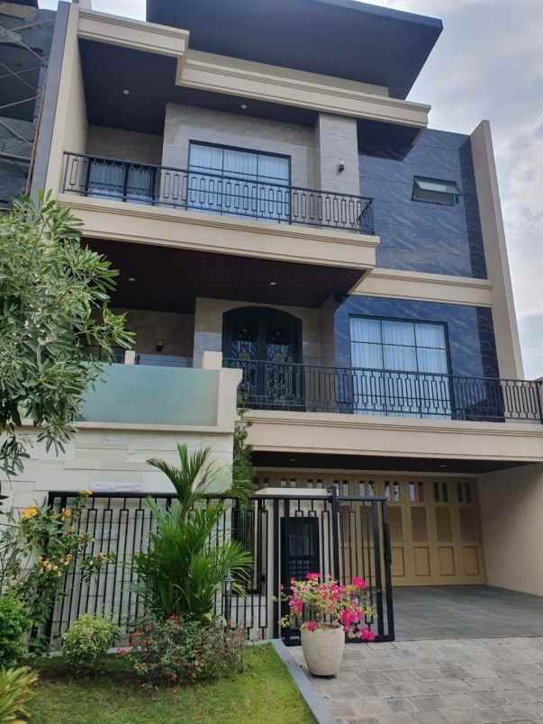 rumah baru di citraland ada kolam renang