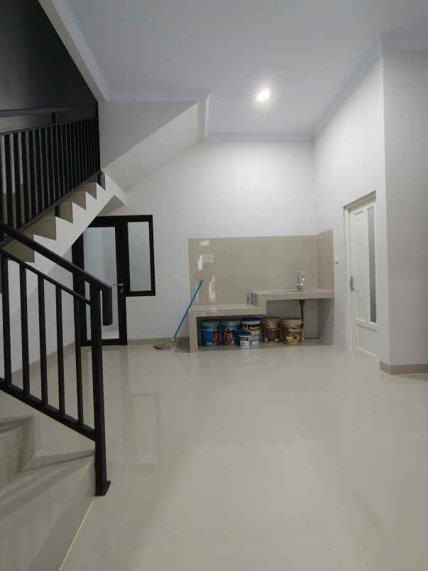rumah baru modern living di kalisari jaktim