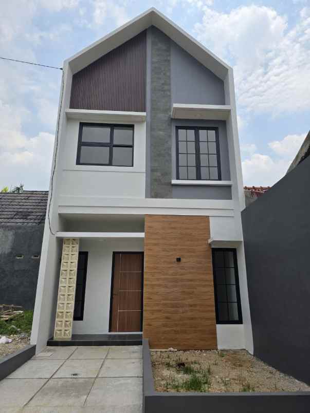 rumah baru siap huni belilah rumah 2 lantai di depok