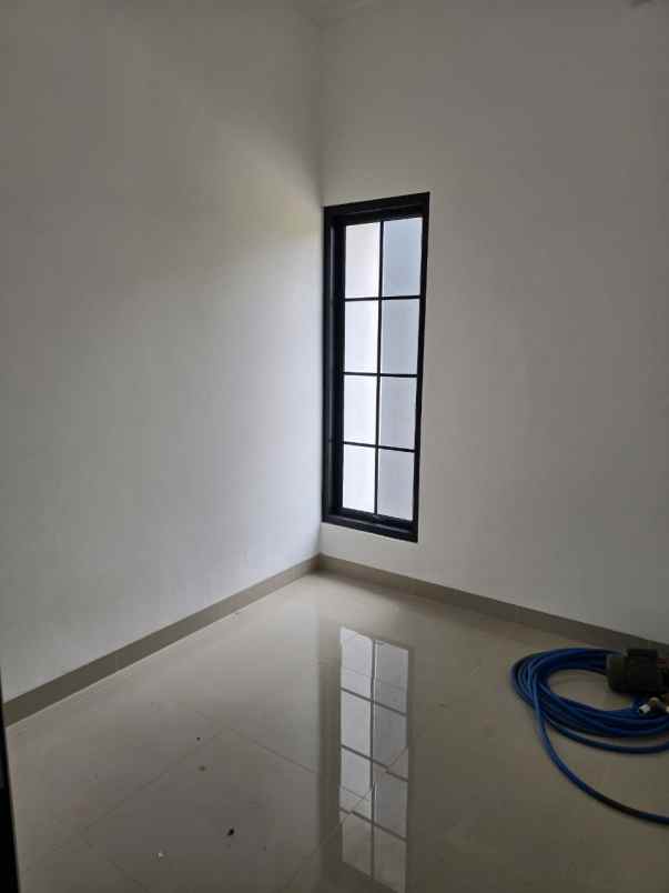 rumah baru siap huni belilah rumah 2 lantai di depok