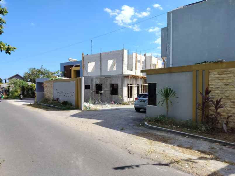 rumah cantik modern 2 lantai di prambanan