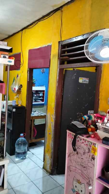 rumah dan kios didalam perkampungan di cipondoh