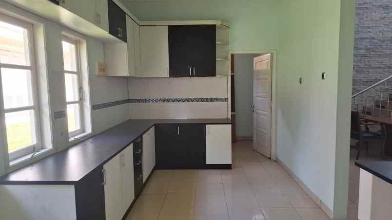 rumah dan tanah luas perumahan taman laguna cibubur