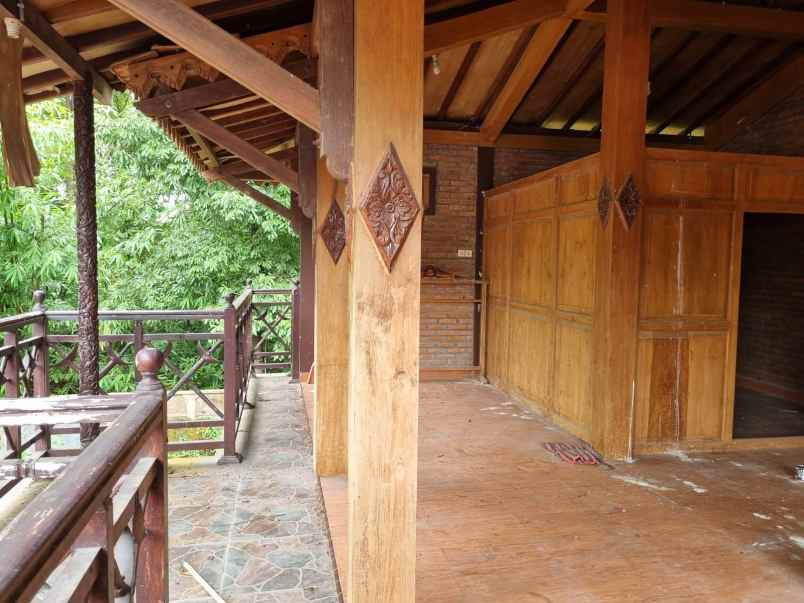 rumah etnik siap pakai dengan tanah super luas