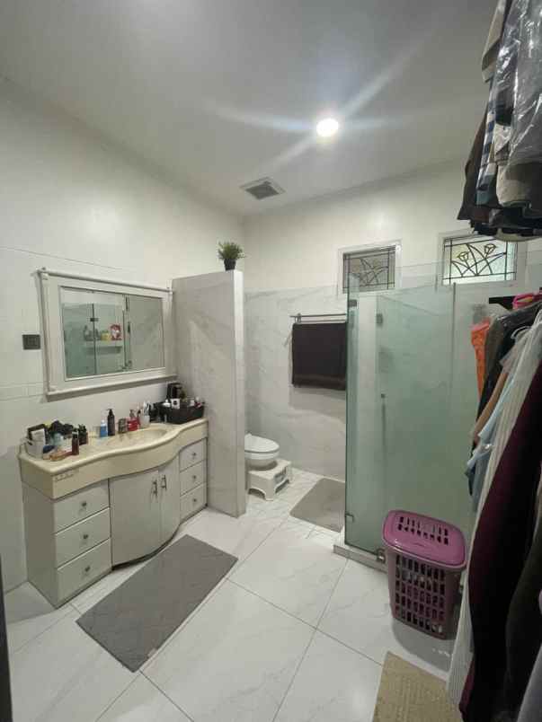 rumah jl dr ratna raya