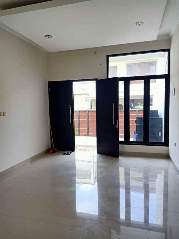 rumah jl smpn 27 duren sawit raya