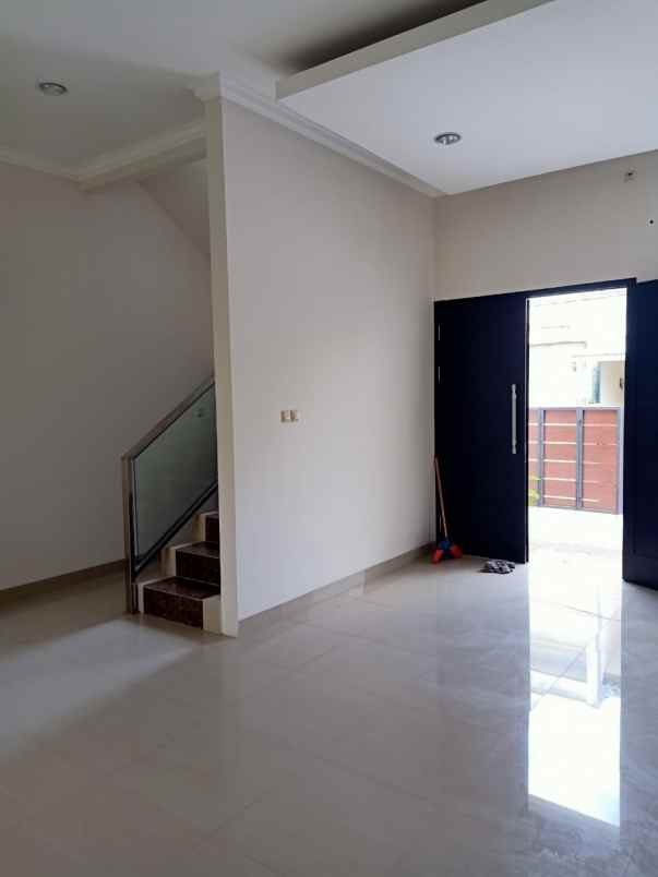 rumah jl smpn 27 duren sawit raya