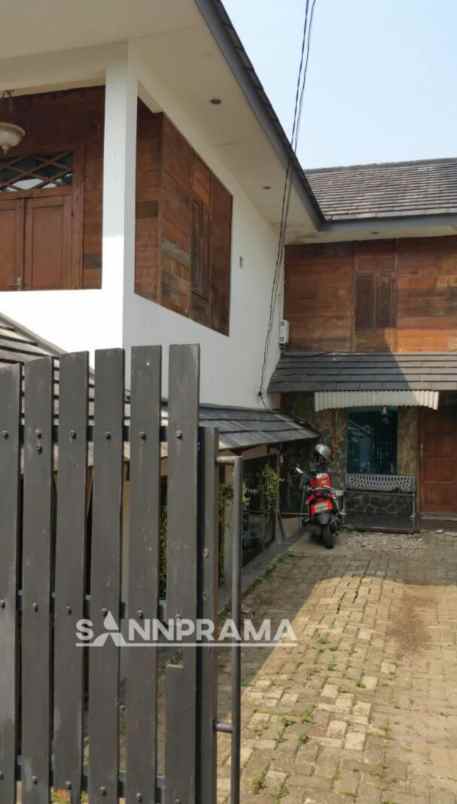 rumah klasik dan unik di jalan pinang 2 limo