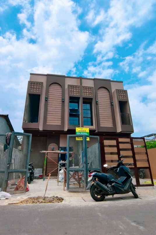 rumah pinggir jalan raya