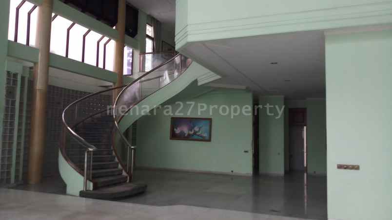 rumah sewa di dago cocok kantor atau usaha parkir luas