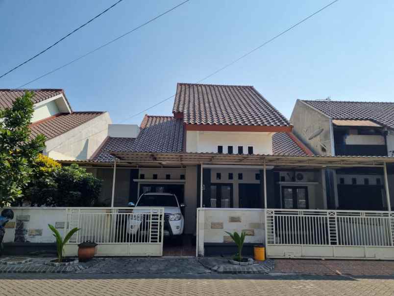 rumah siap huni carport 2 mobil di sulfat malang