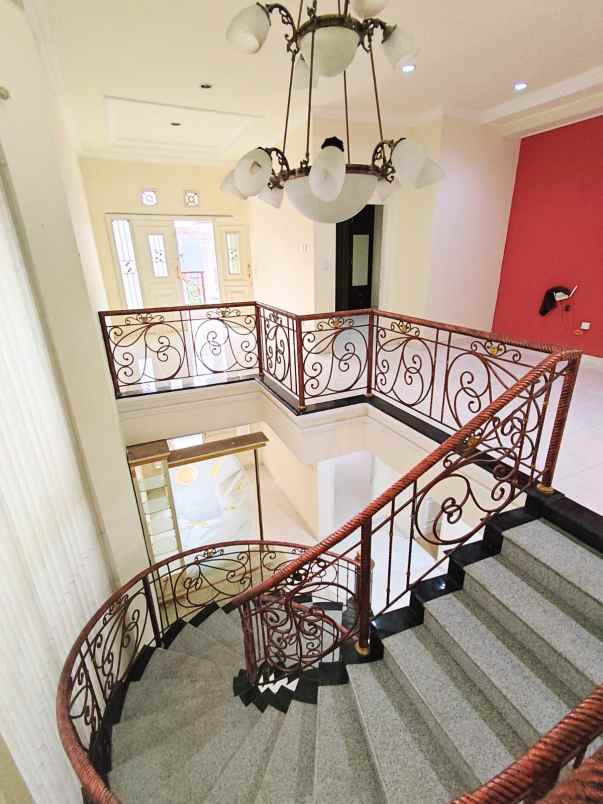 rumah tenggilis utara 2 lantai siap huni