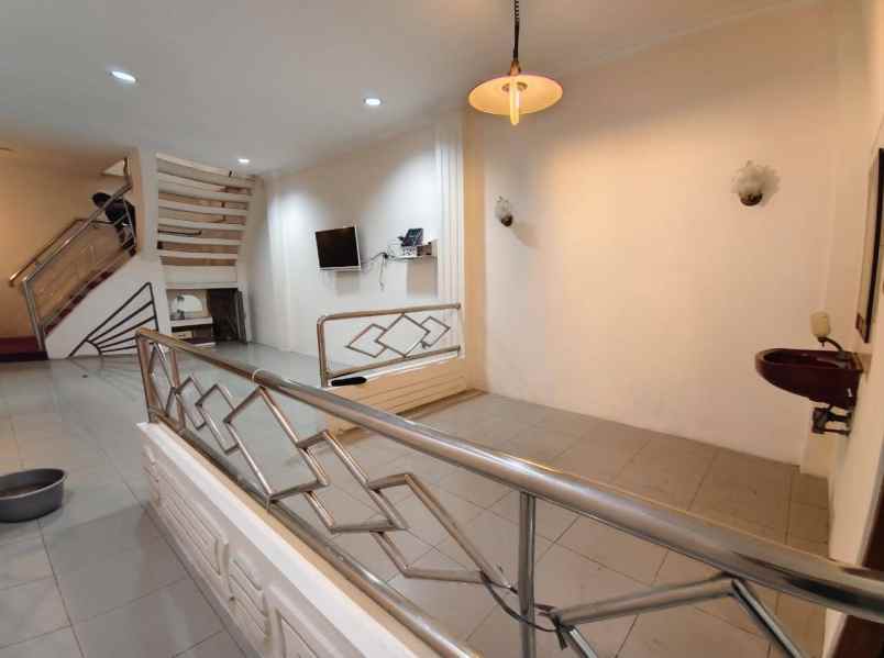 rumah waru pondok tjandra row 2 mobil hadap timur