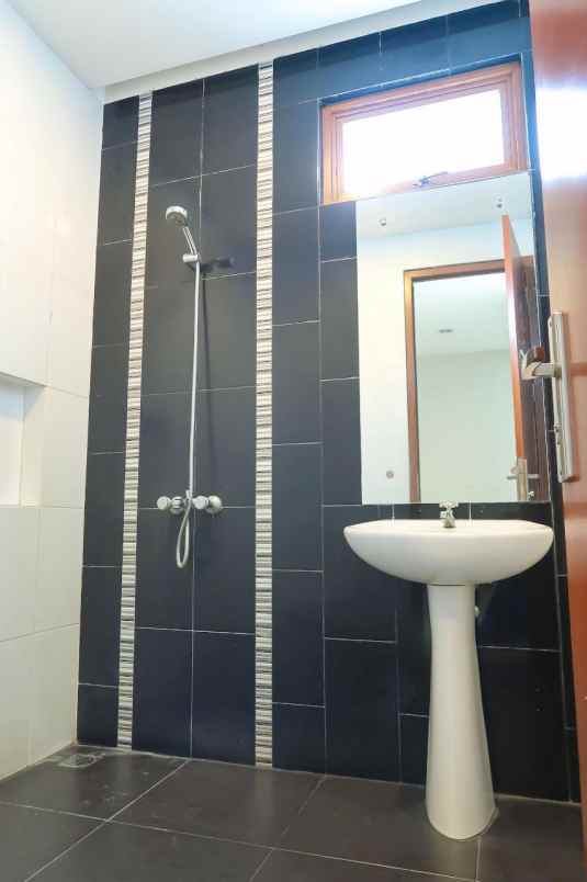 sewa townhouse dekat citos jakarta selatan