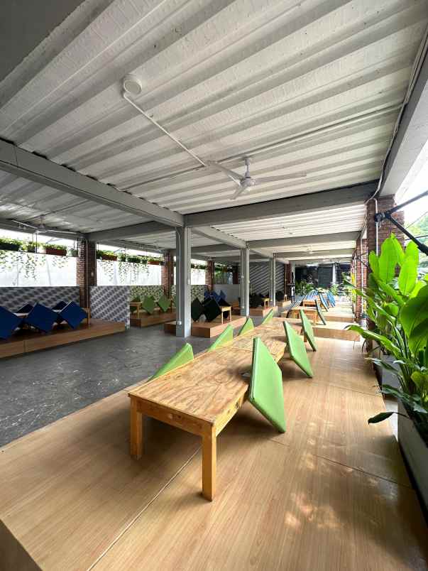 tanah dan bangunan komersil di condet
