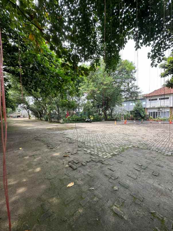 tanah dan bangunan komersil di condet