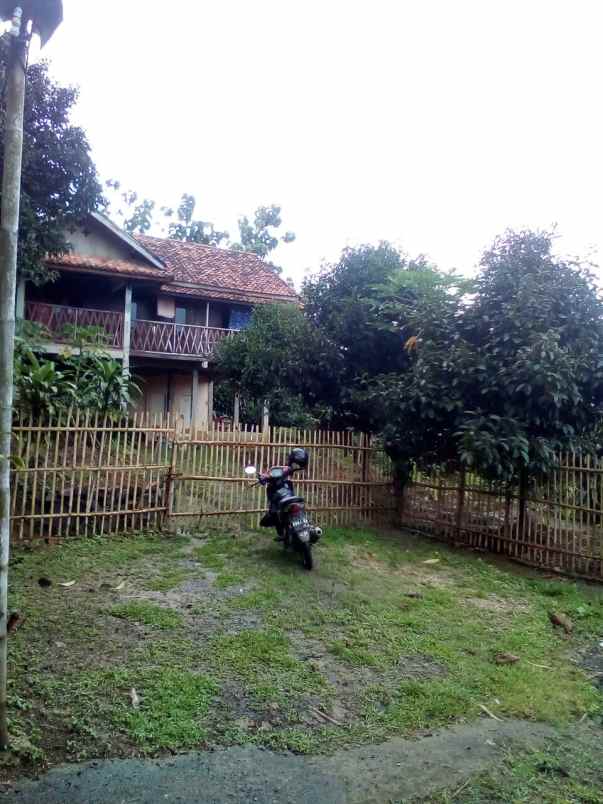 tanah di leuwiliang kabupaten bogor ada bangunan kayu
