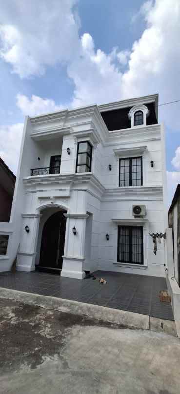 townhouse mewah 3 lantai dekat tol kukusan depok
