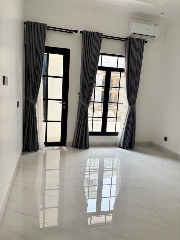 townhouse mewah 3 lantai dekat tol kukusan depok