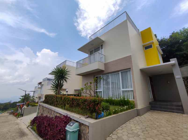 villa cisarua lembang bandung