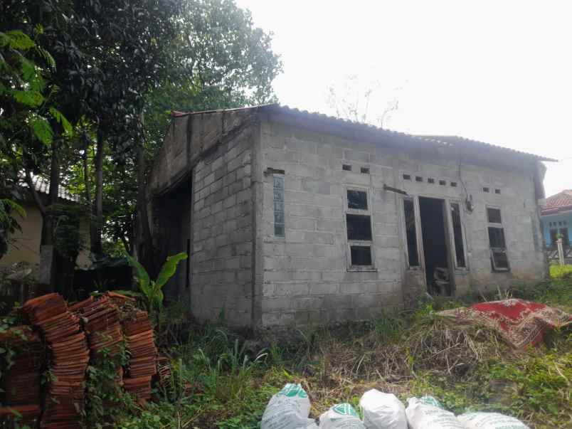 di tanah bangunan lokasi pinggir setu cikaret