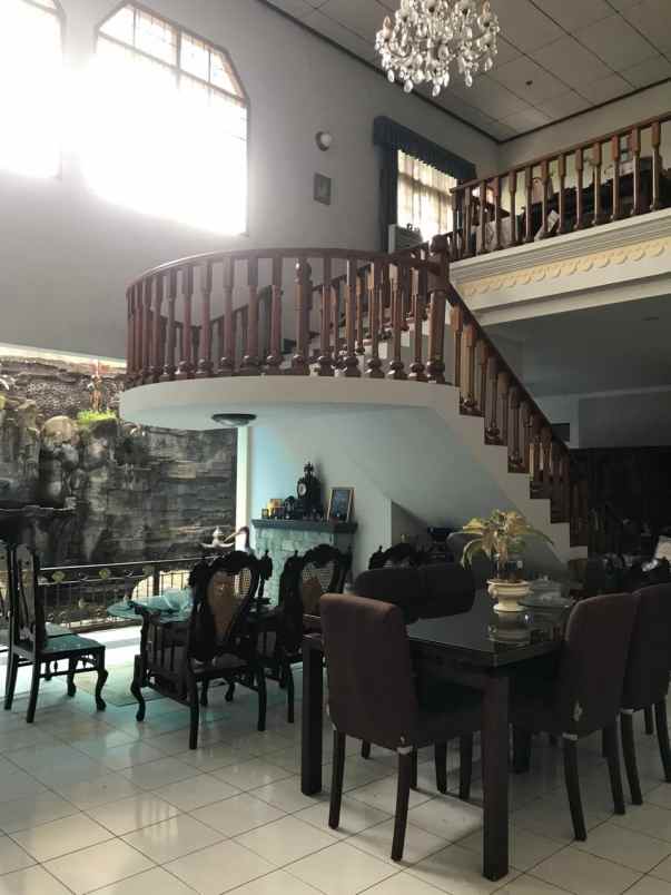 dijual rumah 2 lantai cirendeu