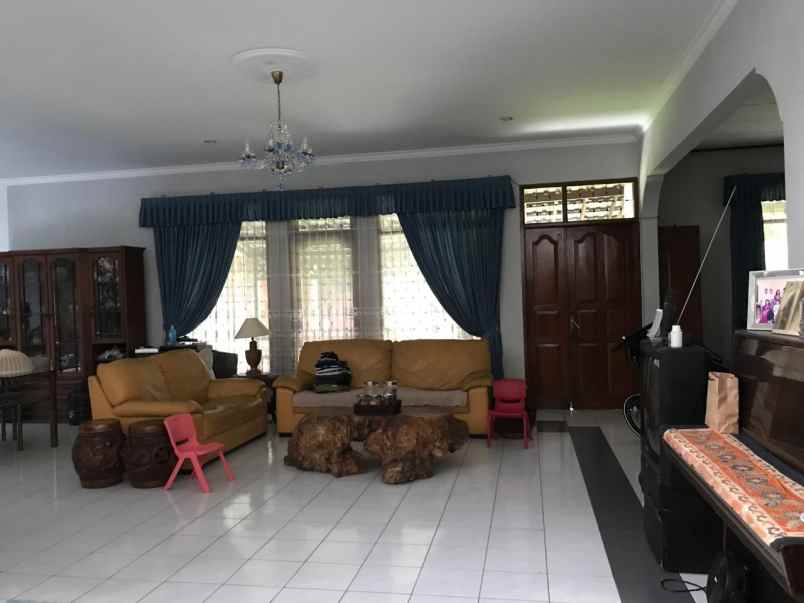 dijual rumah 2 lantai cirendeu