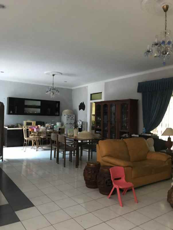 dijual rumah 2 lantai cirendeu